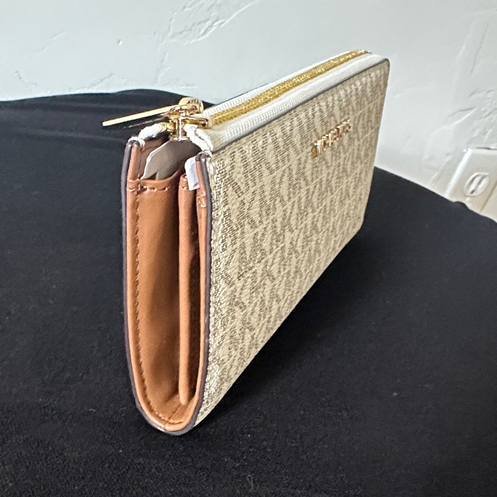 Michael Kors Vanilla Jet Set Travel Wallet - Picture 4 of 4